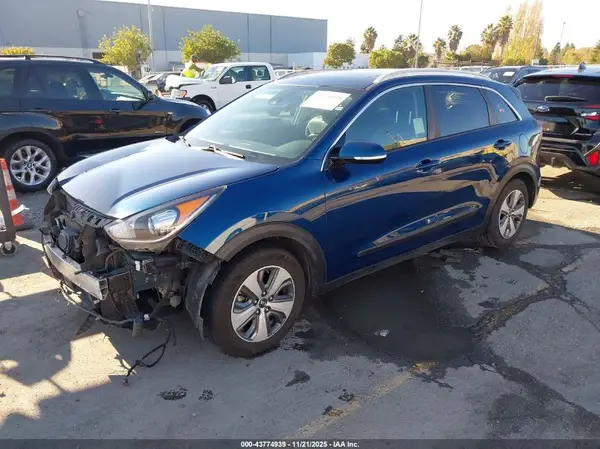 KNDCE3LC9K5274650 2019 KIA NIRO - Image 2