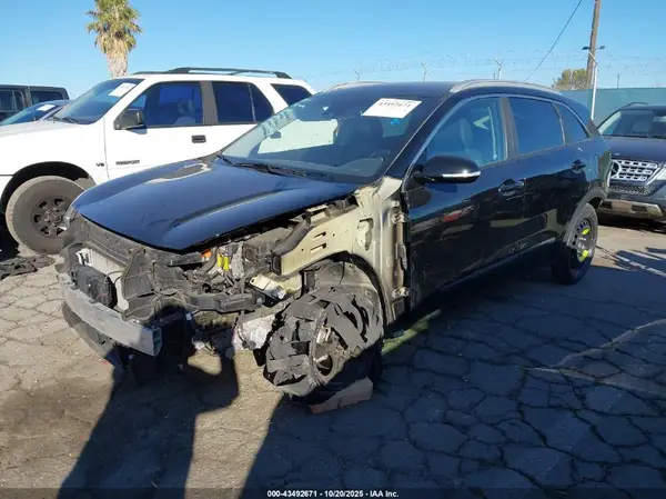 KNDCE3LCXJ5139742 2018 KIA NIRO - Image 2