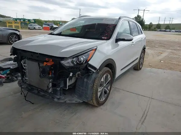 KNDCE3LG1N5145129 2022 KIA NIRO - Image 2