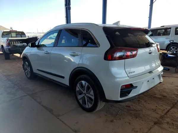 KNDCE3LG5K5006097 2019 KIA NIRO - Image 2