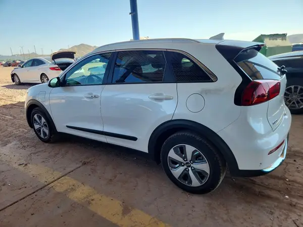 KNDCM3LD0J5209969 2018 KIA NIRO - Image 2