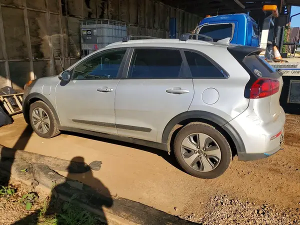 KNDCM3LD1J5212623 2018 KIA NIRO - Image 2