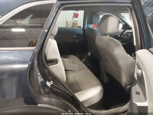KNDCM3LD6J5157490 2018 KIA NIRO - Image 8
