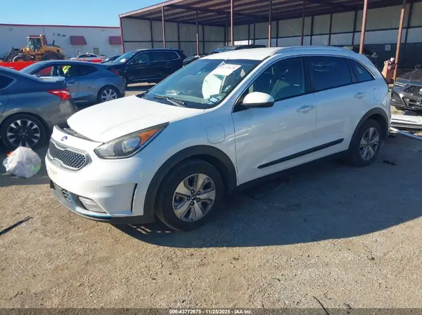 KNDCM3LD8J5135412 2018 KIA NIRO - Image 2