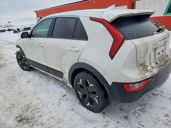 KNDCP3L18P5063259 2023 KIA NIRO - Image 2