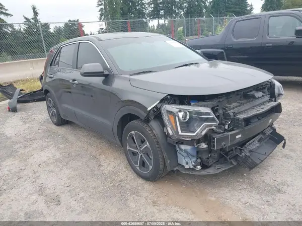 KNDCP3LE9P5063550 2023 KIA NIRO - Image 1