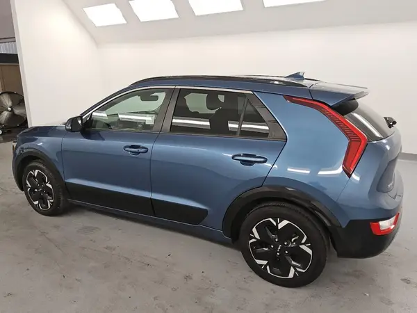 KNDCR3L10P5021369 2023 KIA NIRO - Image 2