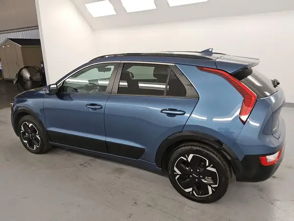 KNDCR3L10P5024739 2023 KIA NIRO - Image 2