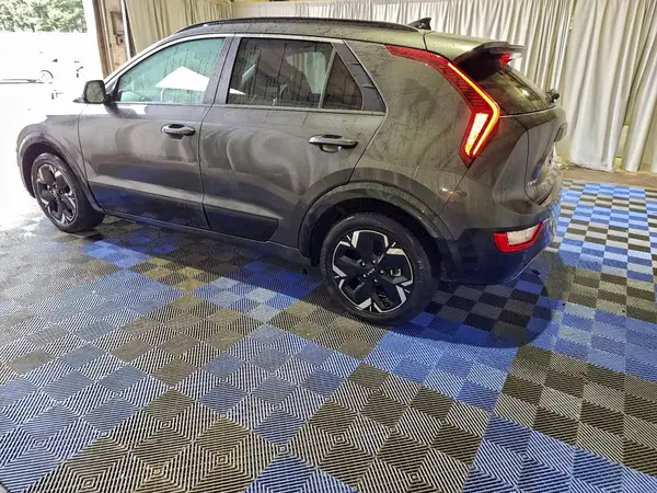 KNDCR3L10P5027592 2023 KIA NIRO - Image 2