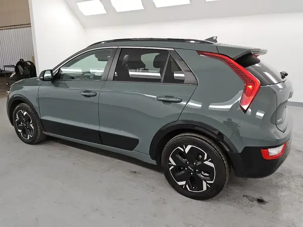 KNDCR3L10P5036180 2023 KIA NIRO - Image 2