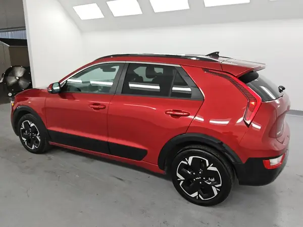 KNDCR3L12P5022703 2023 KIA NIRO - Image 2
