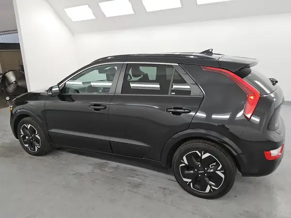 KNDCR3L12P5027335 2023 KIA NIRO - Image 2