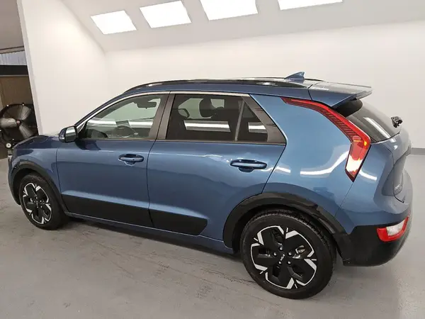 KNDCR3L12P5028033 2023 KIA NIRO - Image 2