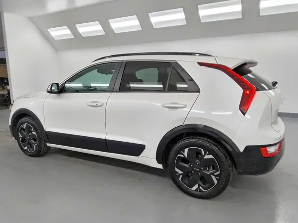 KNDCR3L13P5024556 2023 KIA NIRO - Image 2