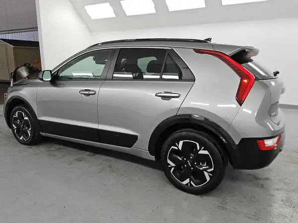 KNDCR3L13P5036576 2023 KIA NIRO - Image 2