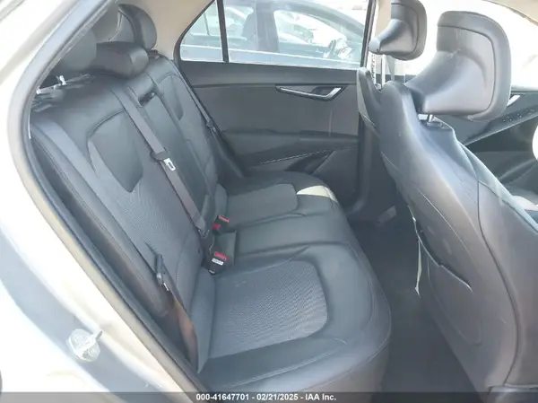 KNDCR3L13P5045942 2023 KIA NIRO - Image 8