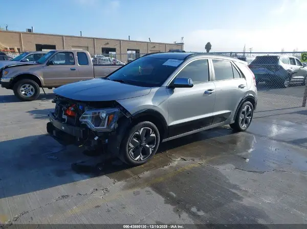 KNDCR3L14P5037770 2023 KIA NIRO - Image 2