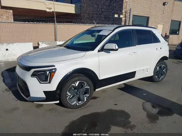 KNDCR3L14P5046999 2023 KIA NIRO - Image 2