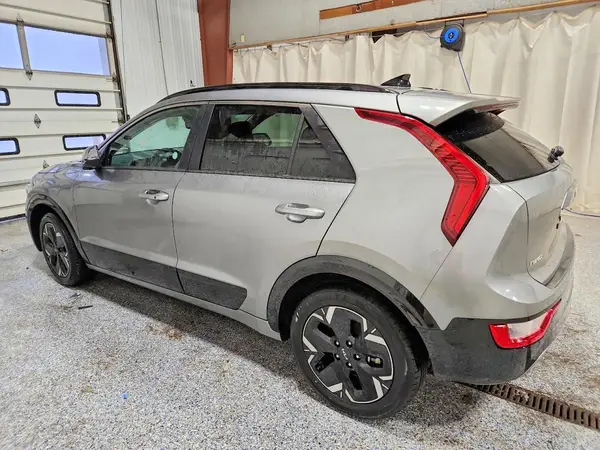 KNDCR3L15P5053959 2023 KIA NIRO - Image 2