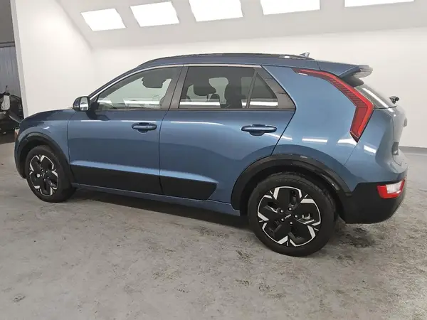 KNDCR3L16P5025572 2023 KIA NIRO - Image 2