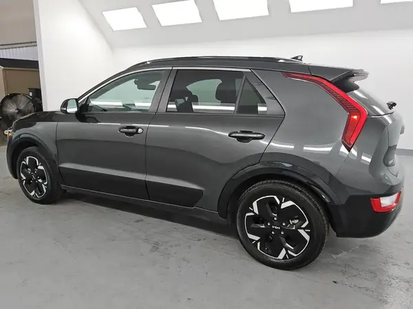 KNDCR3L16P5025779 2023 KIA NIRO - Image 2