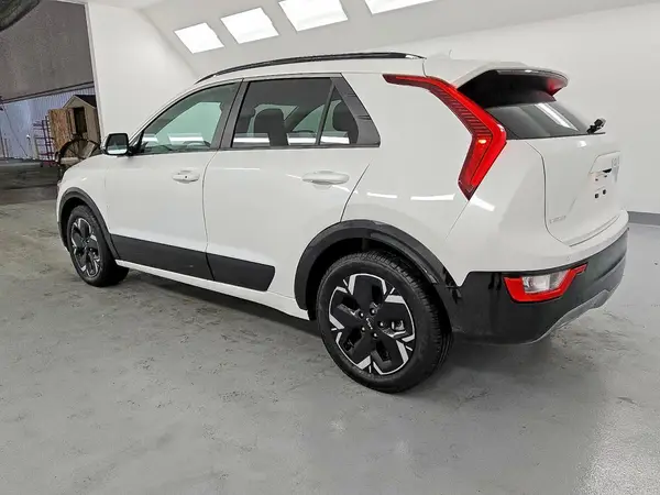 KNDCR3L16P5026690 2023 KIA NIRO - Image 2