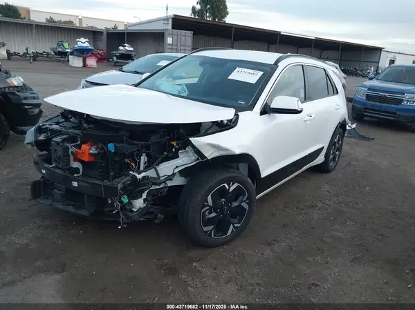 KNDCR3L16P5047328 2023 KIA NIRO - Image 2