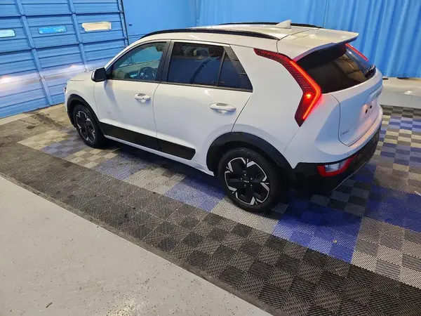 KNDCR3L17P5045877 2023 KIA NIRO - Image 2