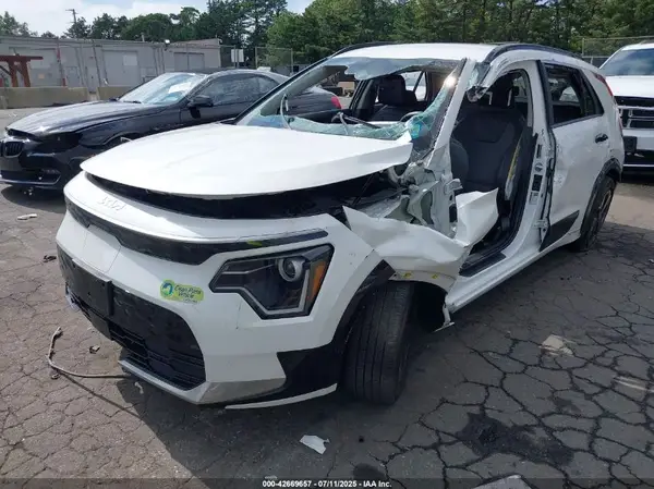 KNDCR3L17R5098355 2024 KIA NIRO - Image 2