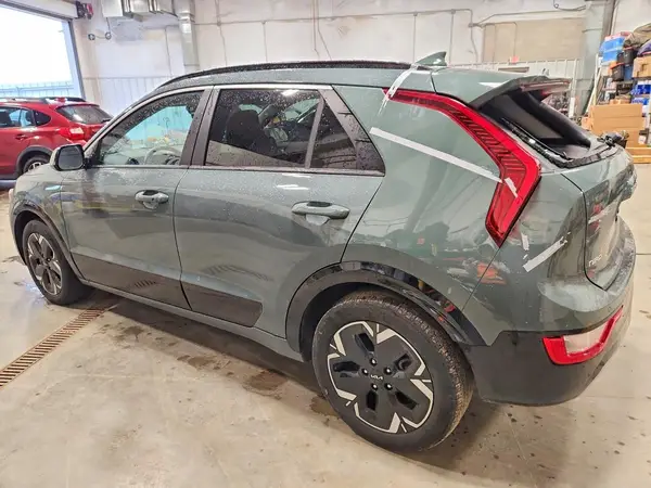 KNDCR3L18P5016629 2023 KIA NIRO - Image 2