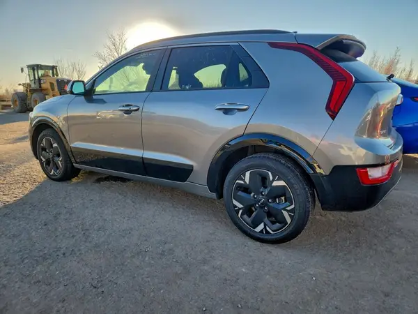 KNDCR3L18P5071470 2023 KIA NIRO - Image 2