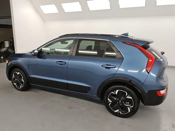 KNDCR3L19P5025999 2023 KIA NIRO - Image 2