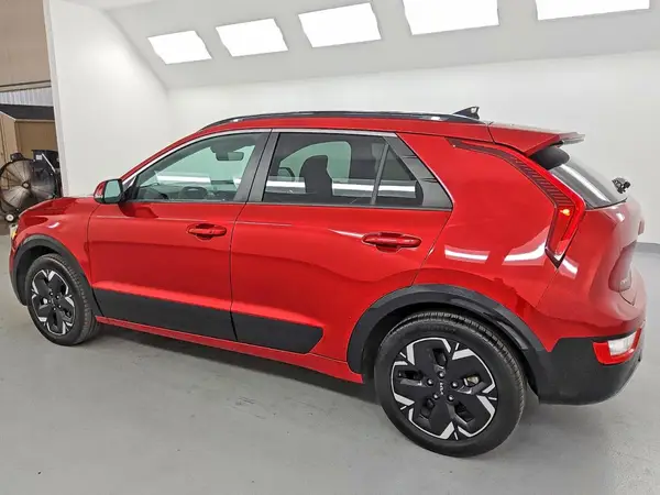 KNDCR3L19P5027722 2023 KIA NIRO - Image 2
