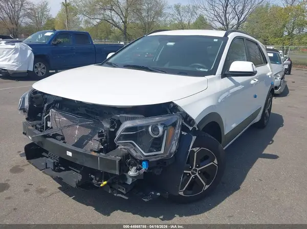 KNDCR3LE2P5058054 2023 KIA NIRO - Image 2