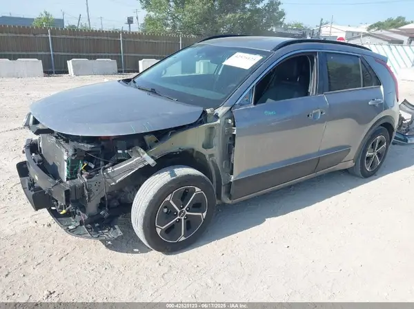 KNDCR3LE3P5055518 2023 KIA NIRO - Image 2