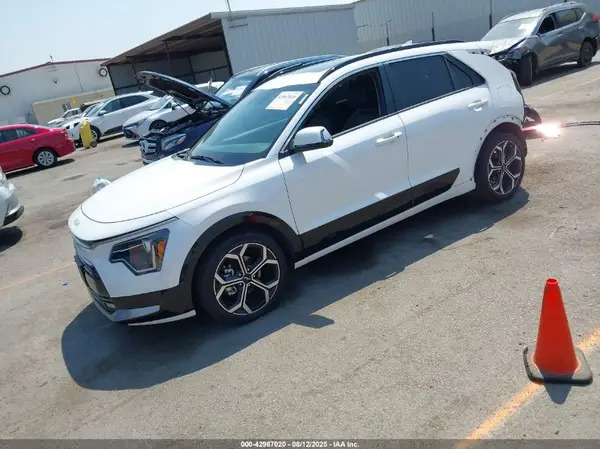 KNDCR3LE4P5043118 2023 KIA NIRO - Image 2