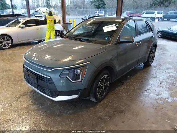 KNDCR3LE4P5069136 2023 KIA NIRO - Image 2