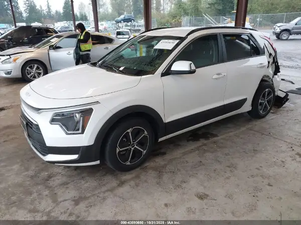 KNDCR3LE4P5078791 2023 KIA NIRO - Image 2