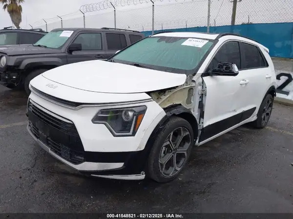 KNDCR3LE5P5033858 2023 KIA NIRO - Image 2