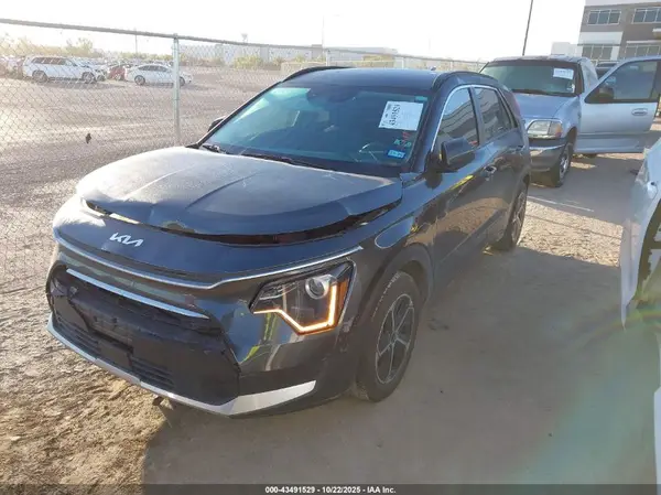 KNDCR3LE5P5068447 2023 KIA NIRO - Image 2