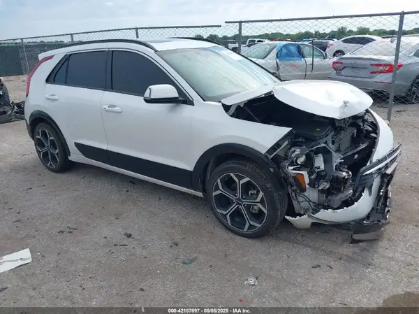 KNDCR3LE7P5060883 2023 KIA NIRO - Image 1