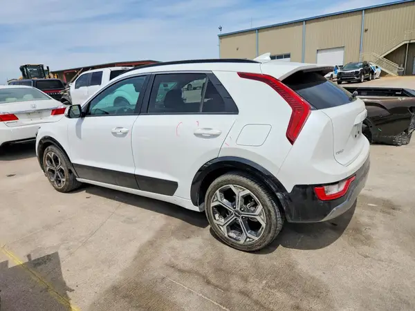 KNDCR3LE8P5057152 2023 KIA NIRO - Image 2