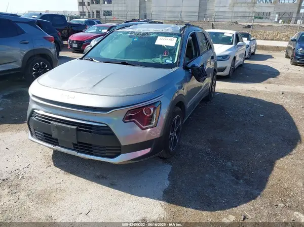 KNDCR3LE9P5048959 2023 KIA NIRO - Image 2
