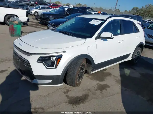 KNDCS3LF9P5055780 2023 KIA NIRO - Image 2