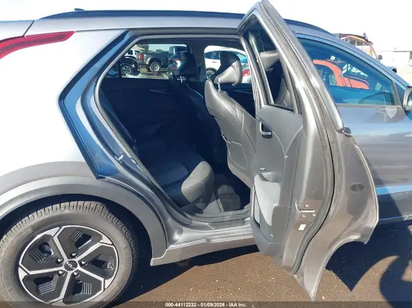 KNDCS3LFXP5048949 2023 KIA NIRO - Image 8
