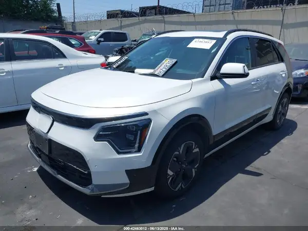 KNDCT3L10P5029456 2023 KIA NIRO - Image 2