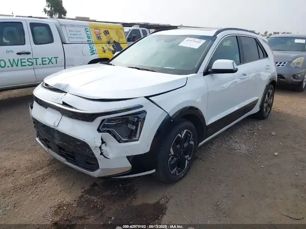 KNDCT3L10R5104529 2024 KIA NIRO - Image 2