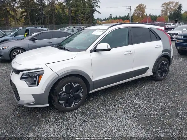 KNDCT3L18P5016566 2023 KIA NIRO - Image 2