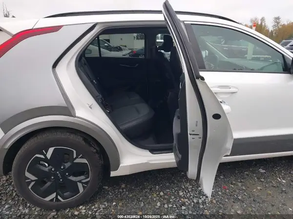 KNDCT3L18P5016566 2023 KIA NIRO - Image 8