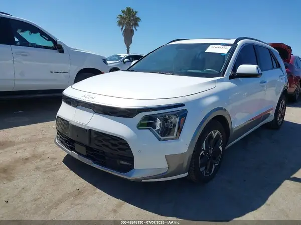 KNDCT3L19P5015619 2023 KIA NIRO - Image 2